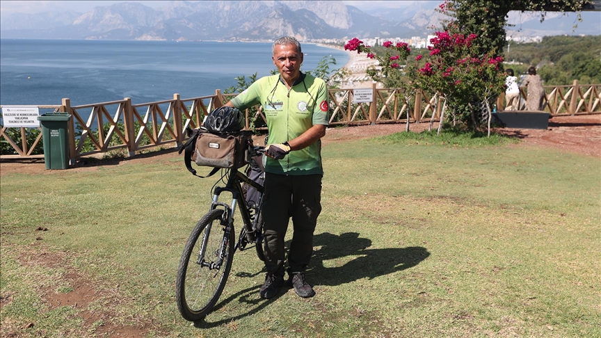 Antalya’da memur emeklisi 62 yaşındaki Faruk Güngör, dünya turu yapma