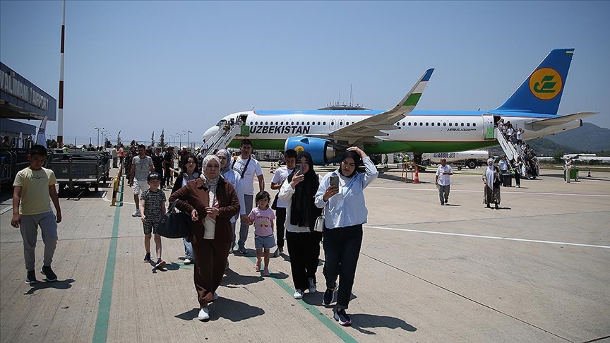 Özbekistan'ın başkenti Taşkent'ten Antalya'nın Alanya-Gazipaşa Havalimanı'na başlayan ilk charter uçuşuyla
