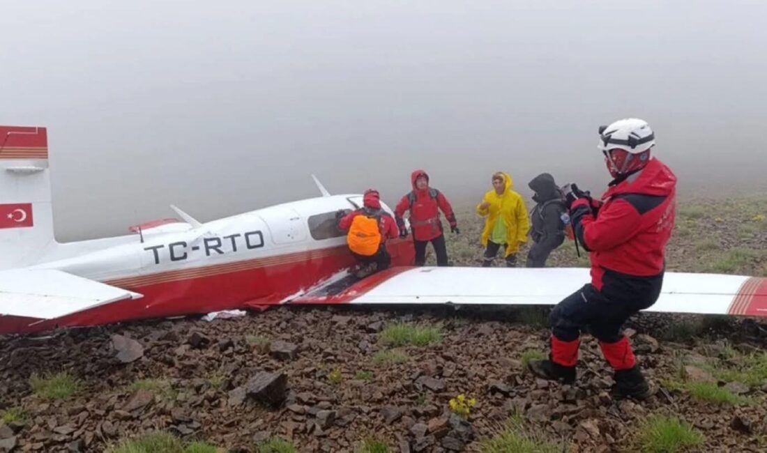 Düşen uçağın enkazına ulaşıldı: Pilot öldü, arkadaşı yaralı Rize Valisi İhsan Selim Baydaş, Kaçkar Dağları'nın zirvesinde düşen uçağın