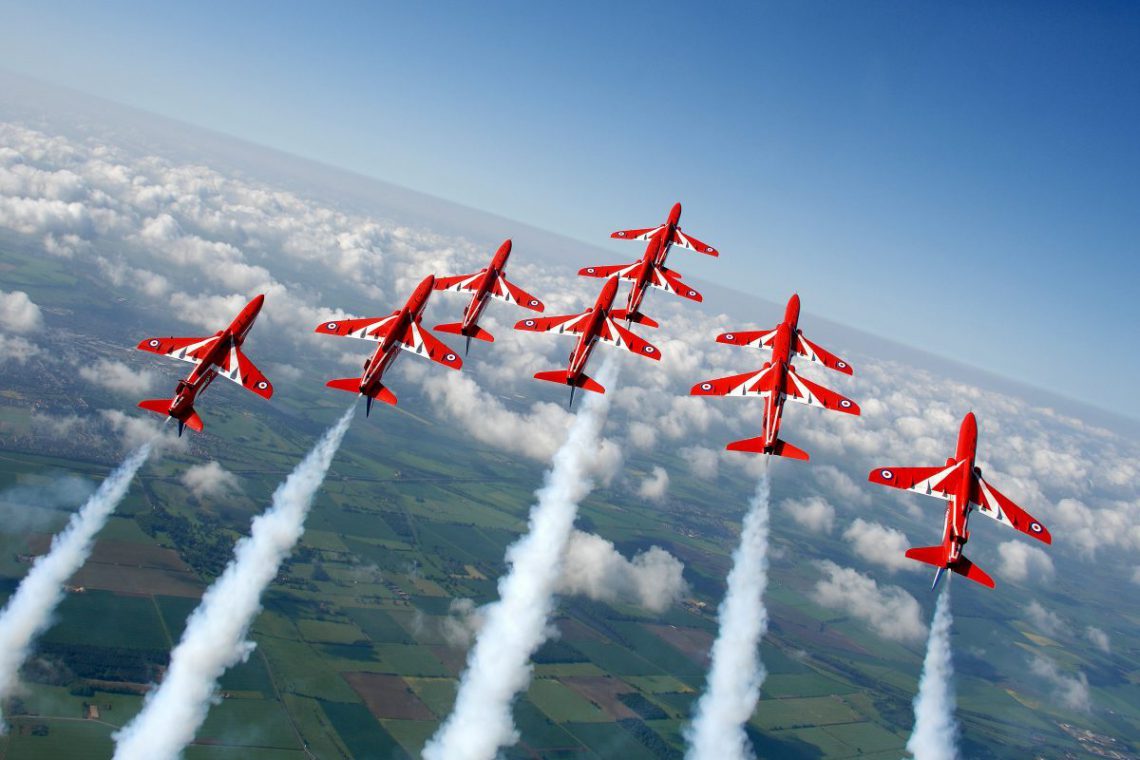 Kraliyet Hava Kuvvetleri hava akrobasi takımı Red Arrows uçuşlarında Sürdürülebilir