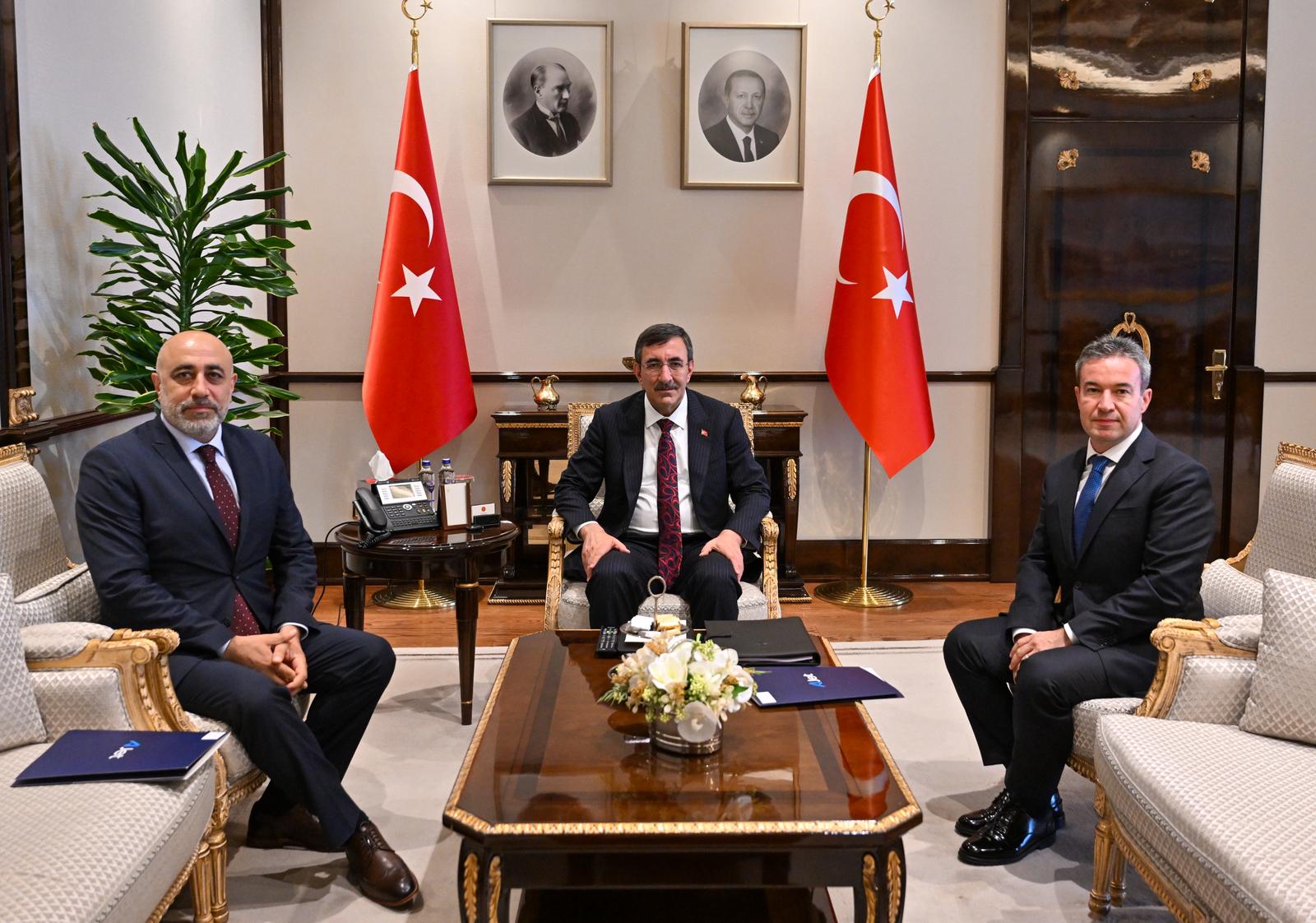 Cumhurbaşkanı Yardımcısı Cevdet Yılmaz, AJet Genel Müdürü Kerem Sarp ve