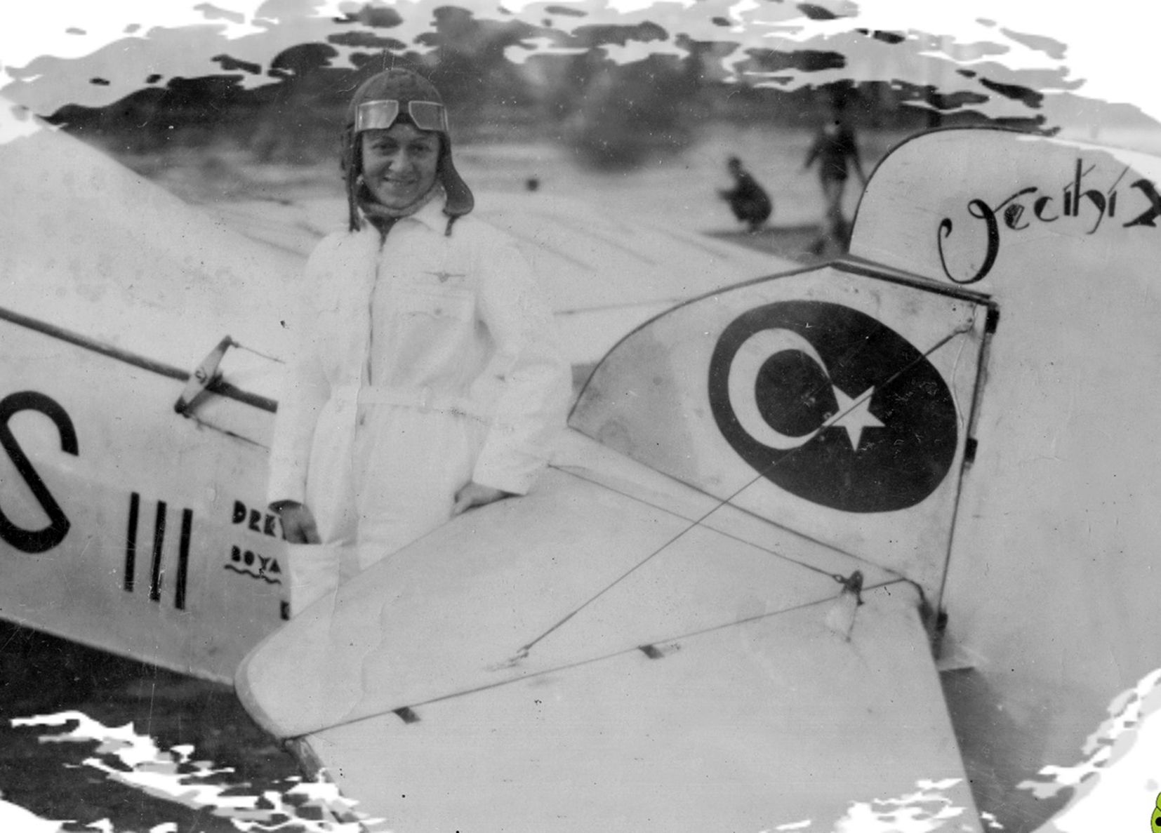 1932 yılında açılan Vecihi Sivil Tayyare Mektebi’nde uçuş eğitimlerine başlayan