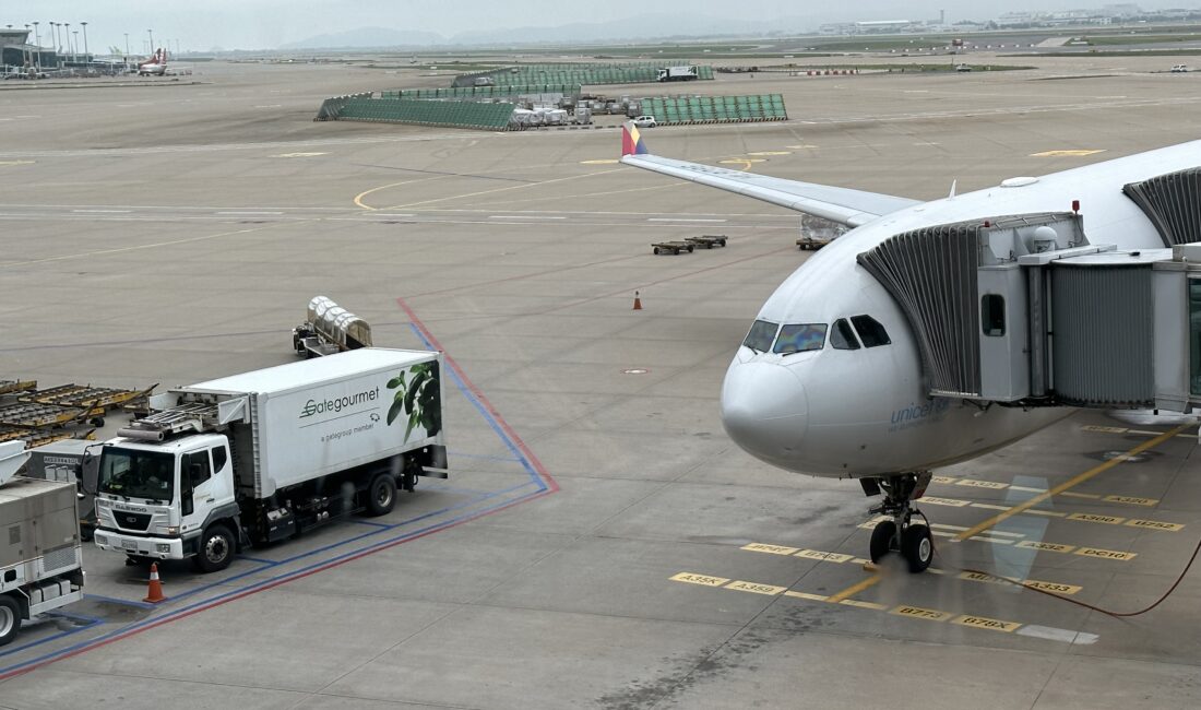Bir sonraki uçuşunuzu beklerken, bekleme salonundan aprondaki uçakların etrafında olan