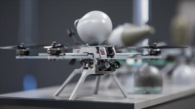 Operatörün sanki dronun içindeymiş gibi uçuş yapmasını sağlayan ve muharebe