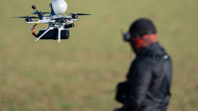 Operatörün sanki dronun içindeymiş gibi uçuş yapmasını sağlayan ve muharebe