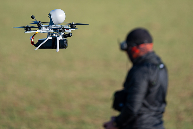 Operatörün sanki dronun içindeymiş gibi uçuş yapmasını sağlayan ve muharebe