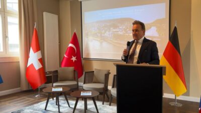 Berlin’de kapılar açılıyor. Ama bu kapılar sadece bir fuar alanına