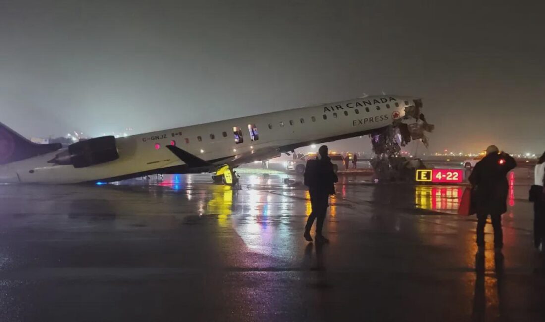 Montreal’den gelen Bombardier CRJ-900 tipi uçak pistte ilerlerken ARFF aracına