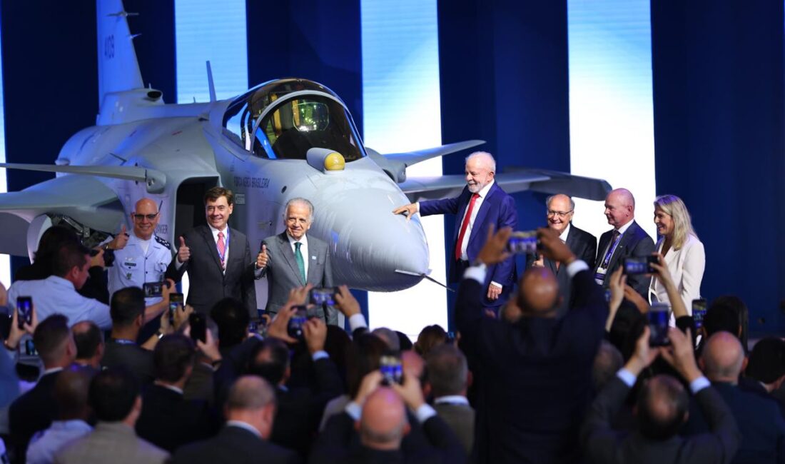 Brezilya'da üretilen ilk süpersonik savaş uçağı F-39E Gripen, Devlet Başkanı