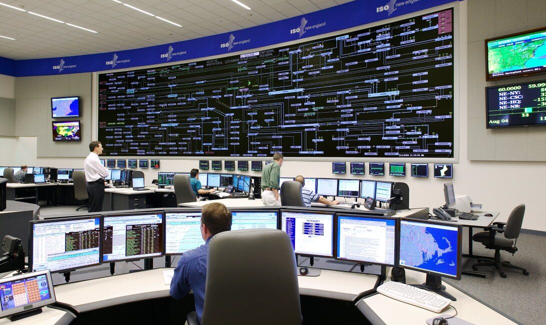 Bir havalimanı, dışarıdan bakıldığında beton, çelik ve camdan ibaret bir