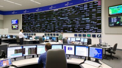 Bir havalimanı, dışarıdan bakıldığında beton, çelik ve camdan ibaret bir