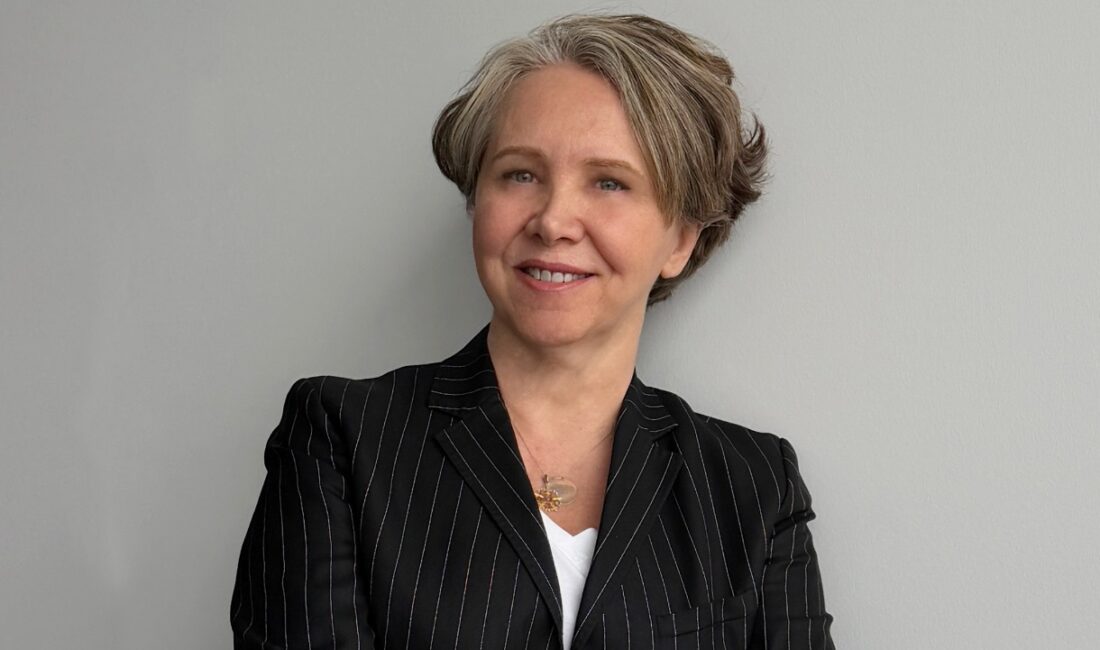 Havalimanlarını genellikle devasa yapılar, uçsuz bucaksız cam cepheler ve zamana