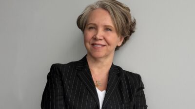 Havalimanlarını genellikle devasa yapılar, uçsuz bucaksız cam cepheler ve zamana