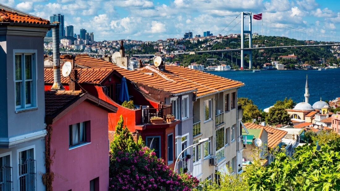 Anadolu Yakası’nın özel semtlerinden olan Kuzguncuk, yaklaşık 1.5 km²’lik bir alanda yerleşik,