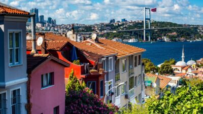 Anadolu Yakası’nın özel semtlerinden olan Kuzguncuk, yaklaşık 1.5 km²’lik bir alanda yerleşik,