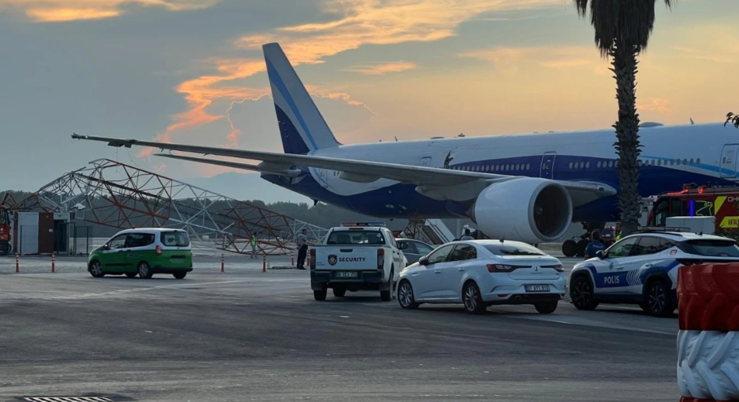 Türk Hava Yolları’na ait İstanbul–Antalya seferini gerçekleştiren Boeing 777 tipi