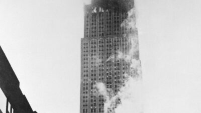 28 Temmuz 1945 sabahı New York, yoğun sisin altında sıradan