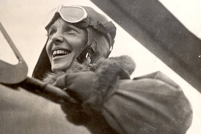 Amelia Earhart, dünya turunu ekvator hattı boyunca tamamlayan ilk pilot