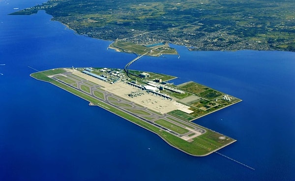 Japonya'nın Osaka Körfezi'nde denizin üzerine inşa edilen Kansai Uluslararası Havalimanı