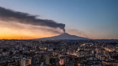 İtalya'nın Sicilya Adası'ndaki Etna Yanardağı, hava ulaşımını bir kez daha
