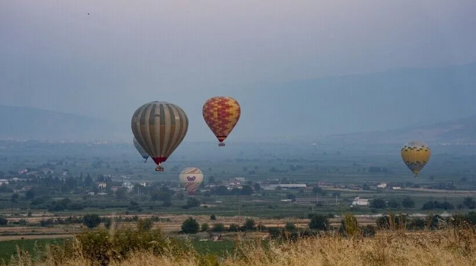 UNESCO Dünya Mirası Listesi'nde yer alan Pamukkale, beyaz travertenleri ve