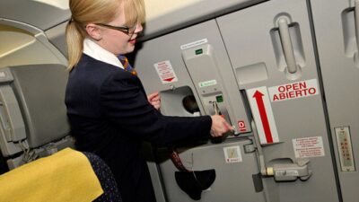 Uçak kapıdan ayrılmadan hemen önce kabin amirinin “Cabin crew, arm