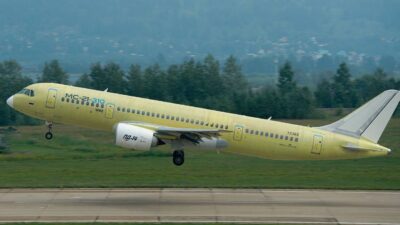 Rusya’nın yolcu uçağı Yakovlev MC-21-310’un seri üretim modeli, ilk test
