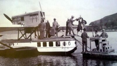 Bugün İstanbul Boğazı’na bakan biri; önünden geçen vapurları, yatları, balıkçı