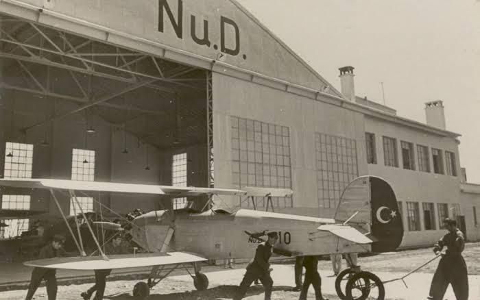 1944 yılının bahar aylarında İstanbul semalarında alışılmadık bir uçak süzülüyordu.