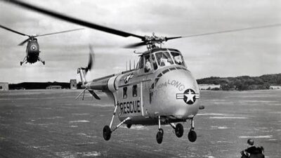 4 Ağustos 1952’de iki Sikorsky H-19A helikopteri, ABD’den başlayan 21