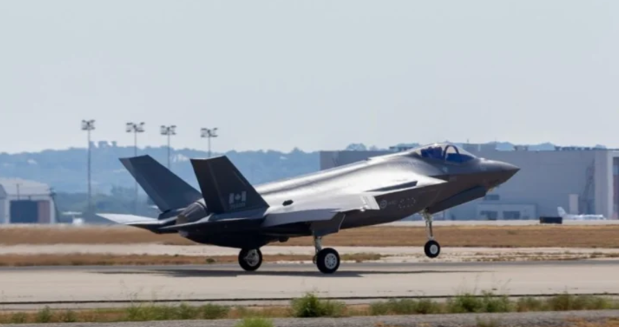 Kanada'nın ilk Lockheed Martin F-35A uçağı, Kanada hükümetinin daha önce