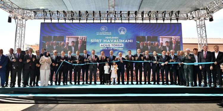 Yenilenen Siirt Havalimanı bugün düzenlenen törenle yeniden hizmet vermeye başladı.