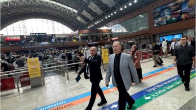 Uzun yıllar havacılık muhabirliği yapan bir gazeteci olarak yurt dışında
