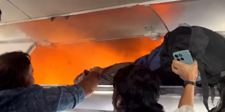 Hindistan’da IndiGo’ya ait yolcu uçağında, baş üstü bagaj bölmesindeki bir